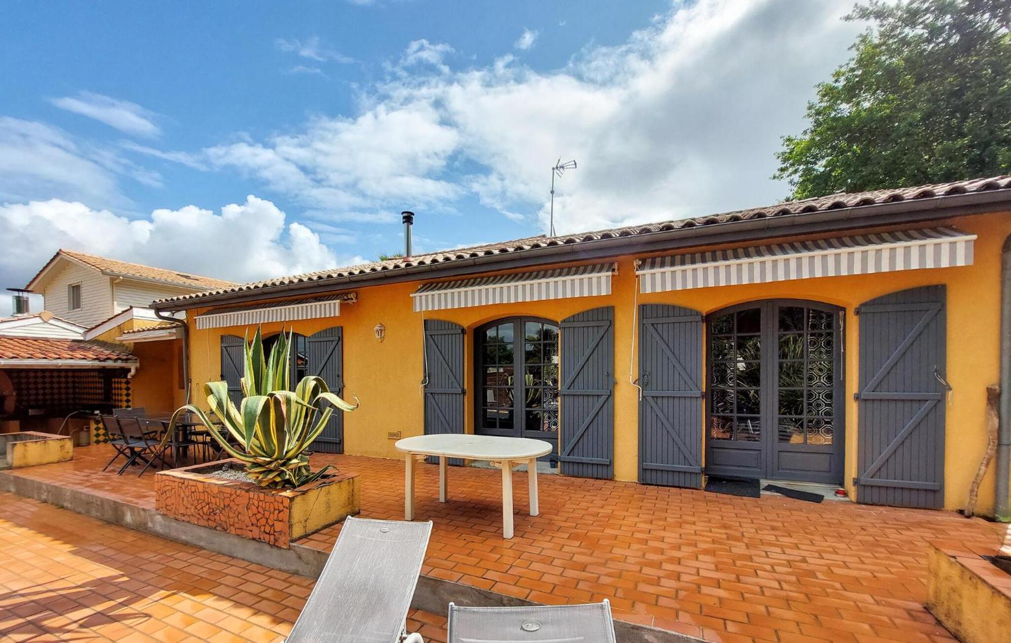 Amazing Home In Le Temple With Kitchen Exterior photo