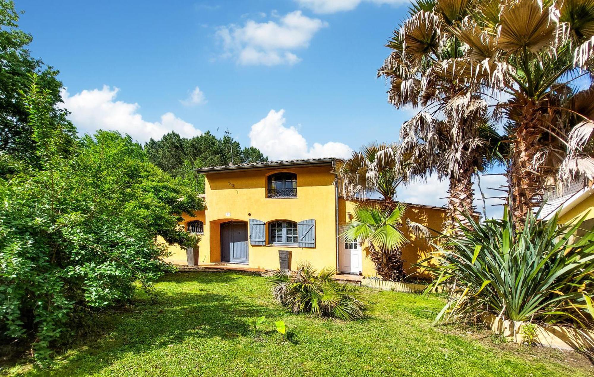 Amazing Home In Le Temple With Kitchen Exterior photo